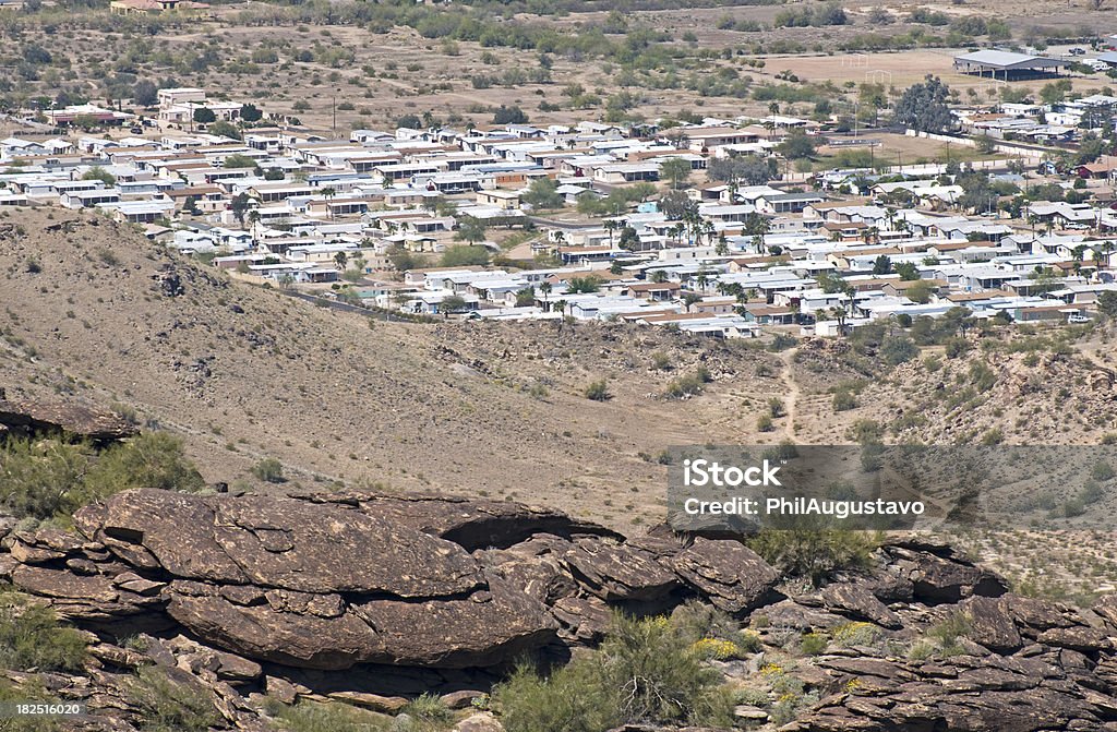 Remorque de camp dans le désert - Photo de Arbre libre de droits