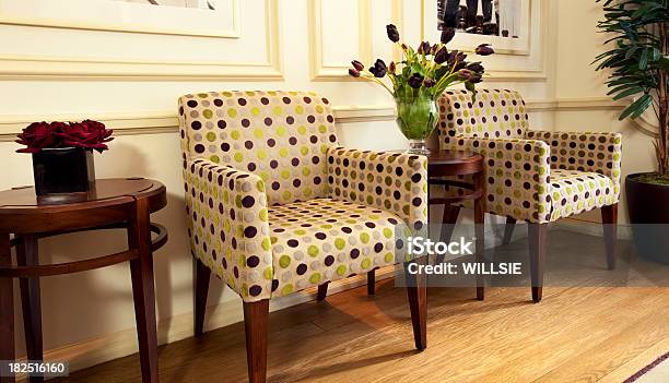 Elegante Moderna Sala De Espera Com Cadeiras Vazias Estofado - Fotografias de stock e mais imagens de Painel de Madeira