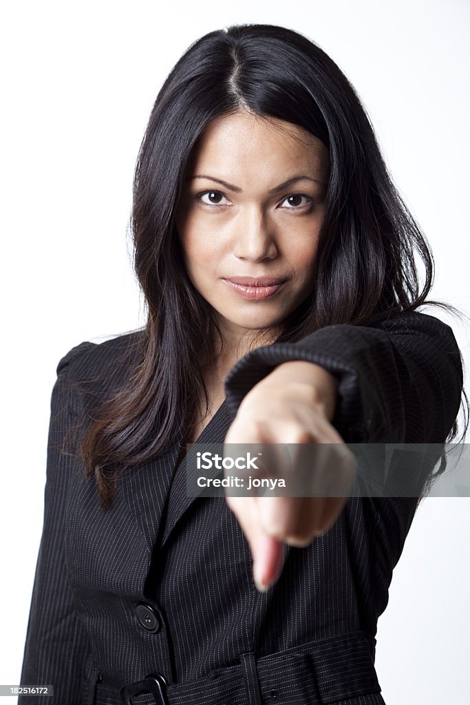 Mulher de negócios com longo Cabelo escuro a apontar a câmara - Royalty-free Descontente Foto de stock