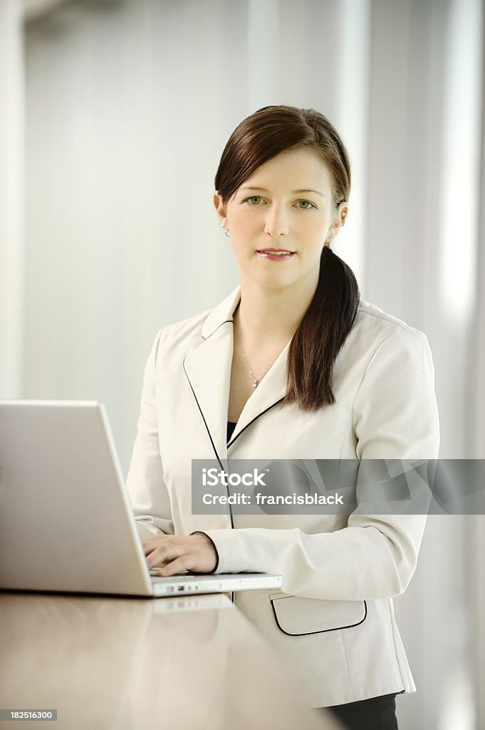 Jovem mulher de negócios bem sucedido, trabalhando em um laptop - Foto de stock de Adulto royalty-free