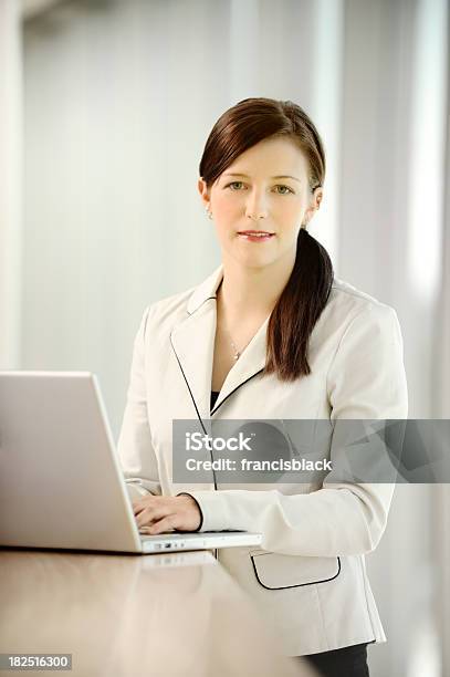 Foto de Jovem Mulher De Negócios Bem Sucedido Trabalhando Em Um Laptop e mais fotos de stock de Adulto