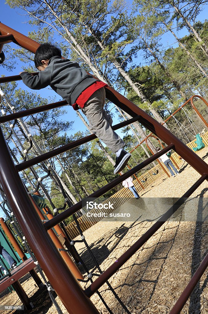 Menino escalada no parque infantil - Royalty-free 2-3 Anos Foto de stock