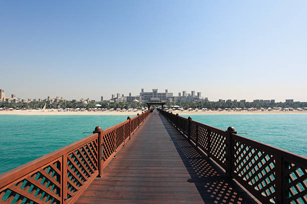 drewniany most nad wodą dubai jumeirah resort - jumeirah beach hotel obrazy zdjęcia i obrazy z banku zdjęć