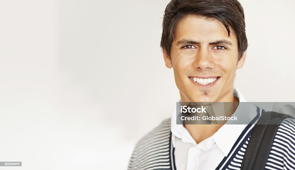 Portret ze zbliżeniem uśmiechającej się przystojny student college "u - Zbiór zdjęć royalty-free (20-24 lata)
