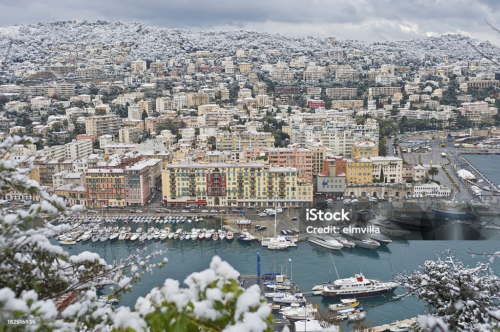 Vista del porto di Nizza dopo una neve caduta - Foto stock royalty-free di Albero