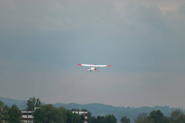 samolot hb-tda cessna 172s skyhawk sp na lotnisku altenrhein w szwajcarii - cessna_172s zdjęcia i obrazy z banku zdjęć