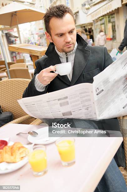 Frühstück Im Café Stockfoto und mehr Bilder von Kaffee - Getränk - Kaffee - Getränk, Zeitung, Bildschärfe