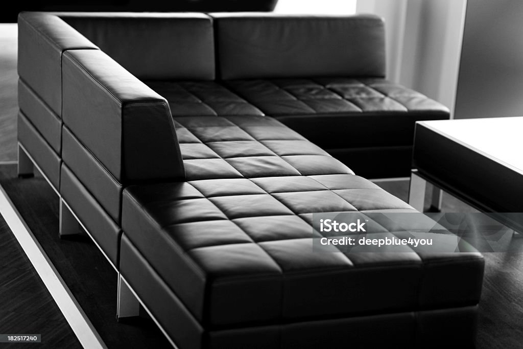 Современный черный Кожаный диван на плоской подошве - Стоковые фото Диван роялти-фри