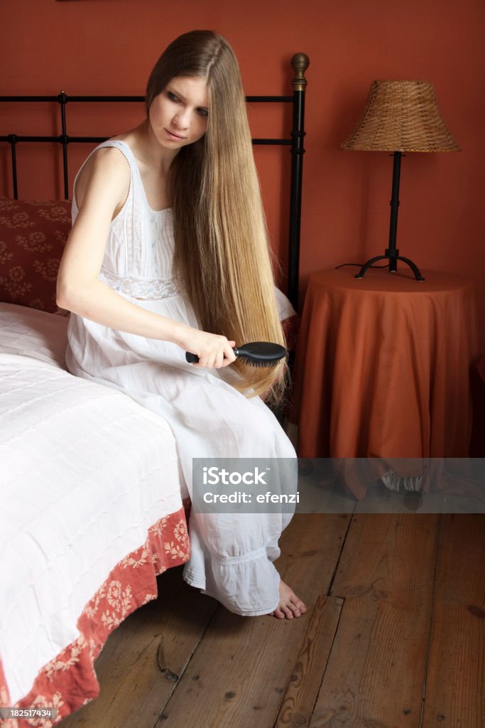 Mujer joven cepillar el cabello - Foto de stock de 20 a 29 años libre de derechos