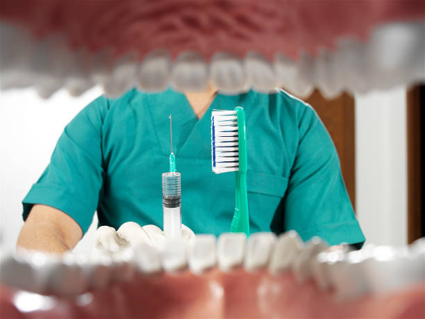 инъекции и зубная щётка - mouth open human teeth doctor dental drill стоковые фото и изображения
