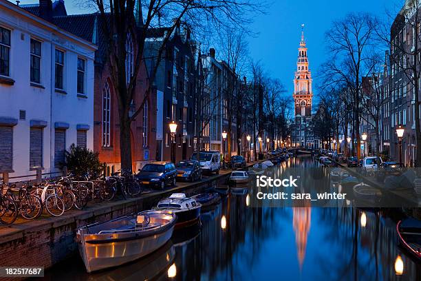 Canal Em Amsterdão Países Baixos E Zuiderkerk Por Noite - Fotografias de stock e mais imagens de Amesterdão