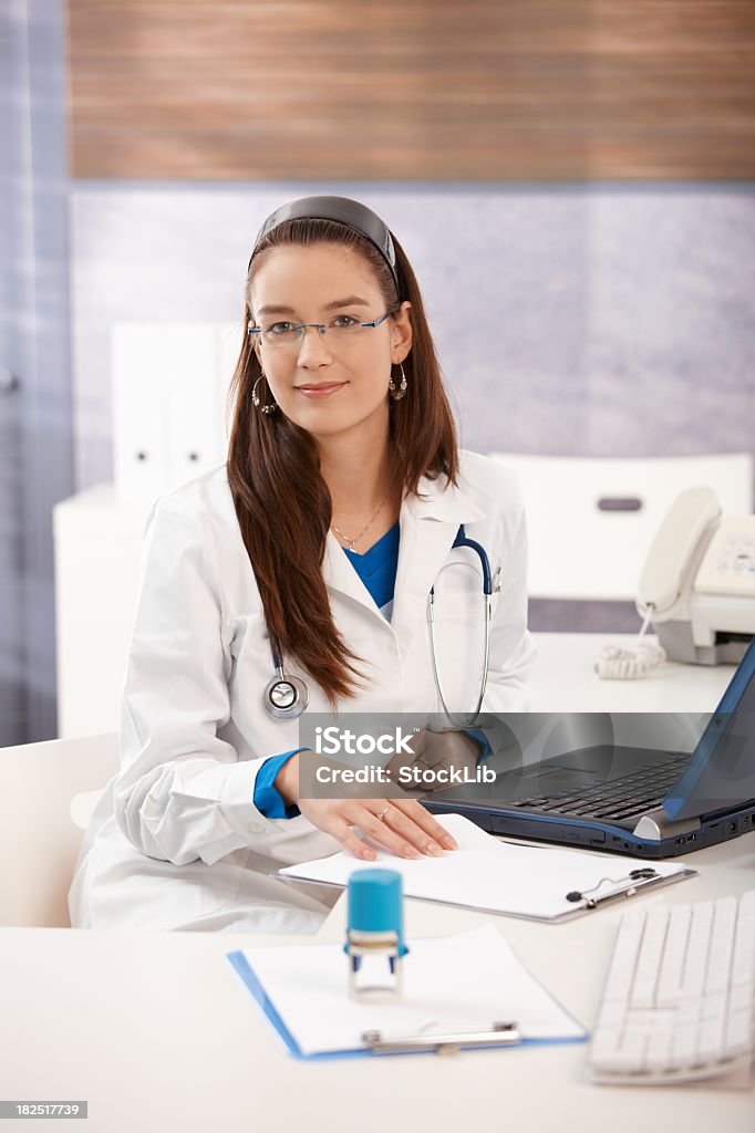 Retrato do Jovem médico feminino no escritório - Foto de stock de 20 Anos royalty-free