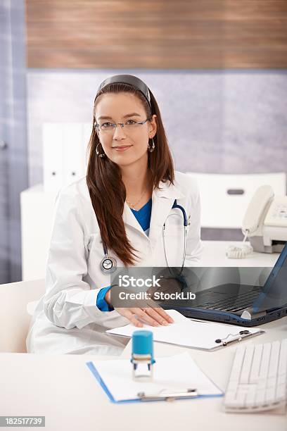 Foto de Retrato Do Jovem Médico Feminino No Escritório e mais fotos de stock de 20 Anos - 20 Anos, 20-24 Anos, Adulto