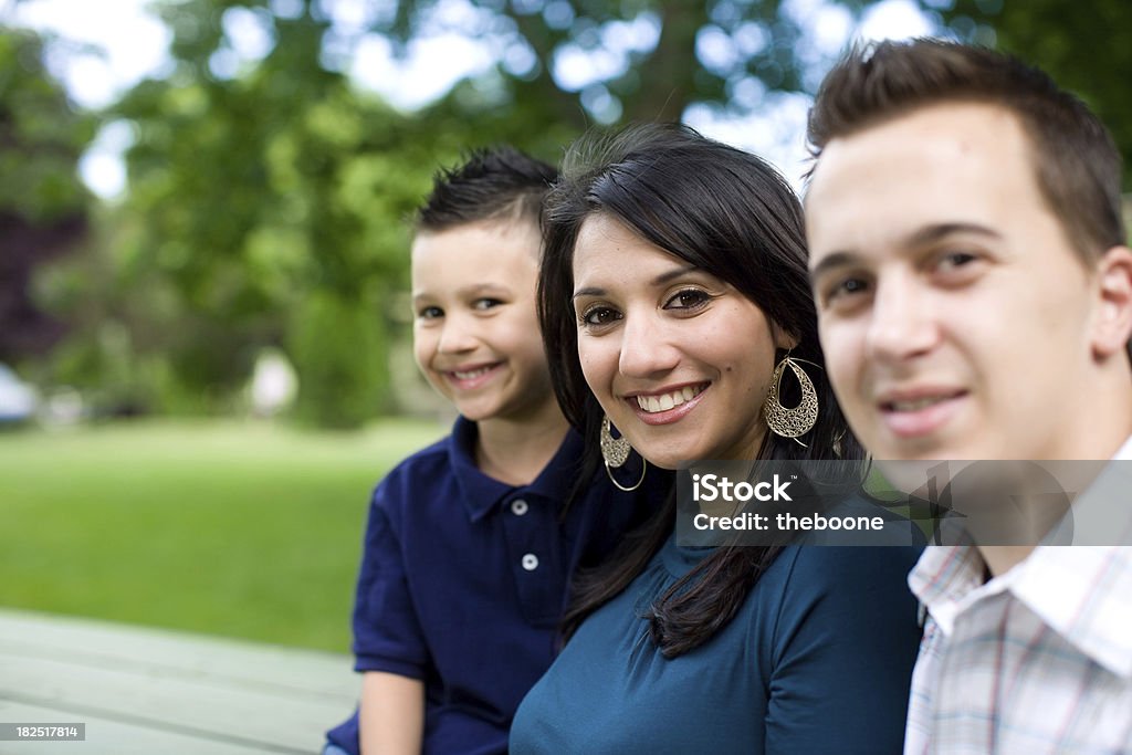 Jeune famille dans le parc - Photo de 25-29 ans libre de droits