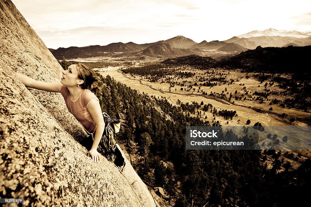 Jovem mulher conduzindo uma escalada Estrada no Colorado - Royalty-free Alcançar Foto de stock