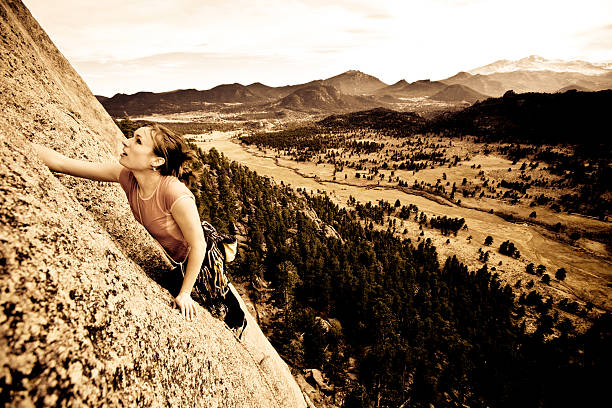 jovem mulher conduzindo uma escalada estrada no colorado - people strength leadership remote imagens e fotografias de stock