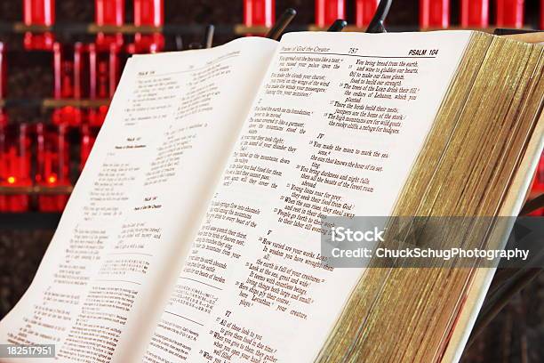 Bíblia Livro Páginas Vela De Oração - Fotografias de stock e mais imagens de Aberto - Aberto, Abrir, Aprender