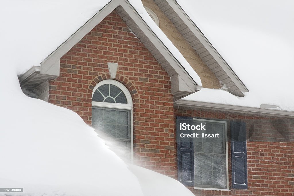 Zbyt dużo śniegu osuwaniu - Zbiór zdjęć royalty-free (Dom - Budowla mieszkaniowa)