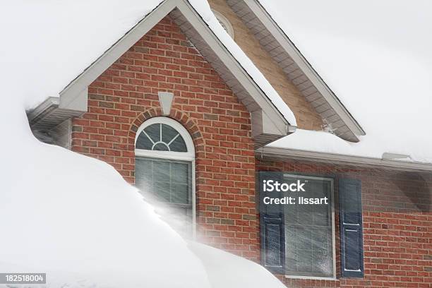 Zbyt Dużo Śniegu Osuwaniu - zdjęcia stockowe i więcej obrazów Dom - Budowla mieszkaniowa - Dom - Budowla mieszkaniowa, Wiatr, Śnieg