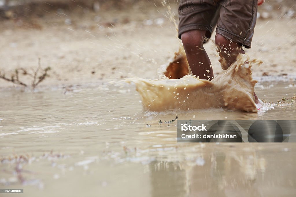 Enfants jouant la liberté l'eau de pluie eau Flaque - Photo de Peuples d'Asie et du sous-continent indien libre de droits