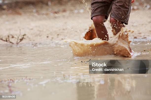 お子様が自由雨水水たまりでしぶき - アジアおよびインド民族のストックフォトや画像を多数ご用意 - アジアおよびインド民族, 土, 雨