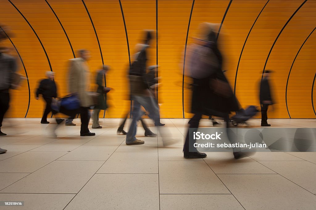 Pendler gegen modernen orange Hintergrund - Lizenzfrei Abwarten Stock-Foto