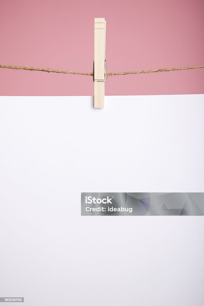 Vide Livre blanc suspendu à la corde à linge sur fond rose - Photo de Affiche libre de droits