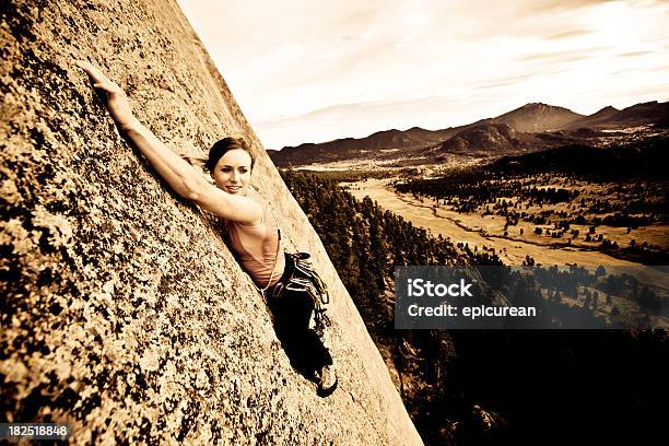 Mujer Joven Que Una Escalada La Route En Colorado Foto de stock y más banco de imágenes de 20 a 29 años - 20 a 29 años, Acantilado, Actividades recreativas