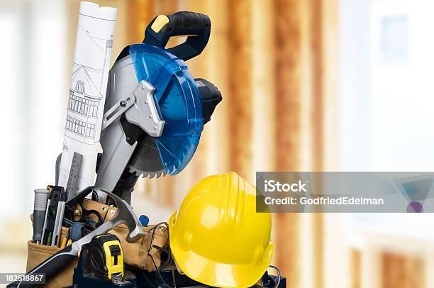 Strumenti Di Costruzione - Fotografie stock e altre immagini di Elmetto da cantiere - Elmetto da cantiere, Sfondo bianco, Attrezzatura edilizia