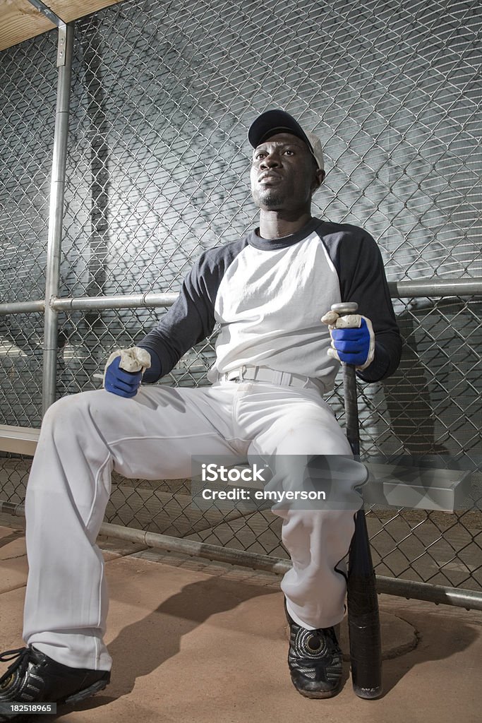 Jugador de béisbol en el banquillo de campo de béisbol - Foto de stock de Banco - Asiento libre de derechos