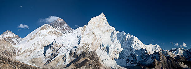 le mont everest, mont lhotse et mont nuptse du mont kala pattar - icefall photos et images de collection