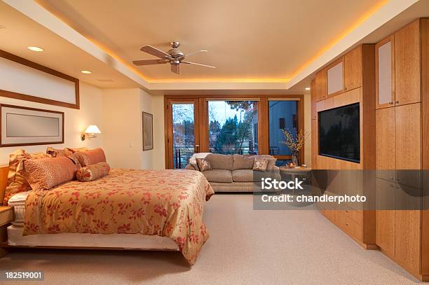 Dormitorio Principal Y Sala De Estar Foto de stock y más banco de imágenes de Almohada - Almohada, Ancho, Armario