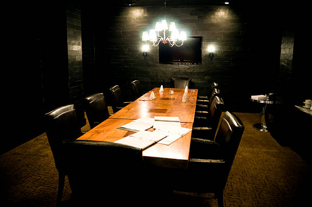 Cтоковое фото Конференц-зал с деревянным столом и стульями