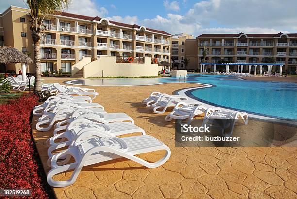 Piscina Resort Hotel E Cadeiras - Fotografias de stock e mais imagens de Acampamento de Férias - Acampamento de Férias, América Latina, Ao Ar Livre