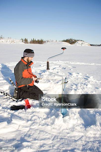 Зимняя Рыбалка Yellowknife — стоковые фотографии и другие картинки Great Slave Lake - Great Slave Lake, Арктика, Вертикальный