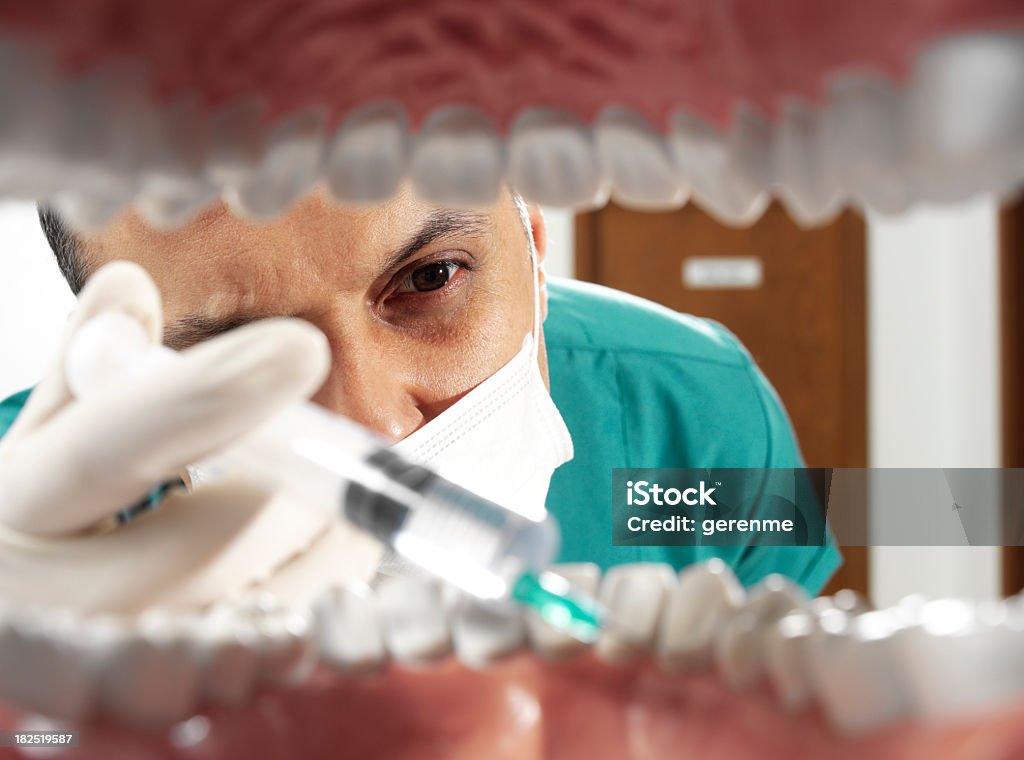 Dentista iniettare la bocca con la siringa - Foto stock royalty-free di Adulto