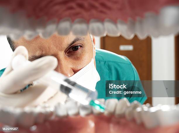 Dentista Iniettare La Bocca Con La Siringa - Fotografie stock e altre immagini di Adulto - Adulto, Ambulatorio dentistico, Anestetico