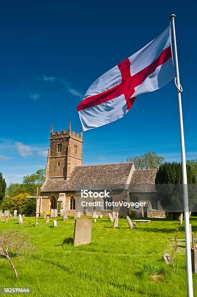 Inglaterra Cruz De St George Patriótica Estadounidense Bandera País Village Iglesia Foto de stock y más banco de imágenes de Iglesia