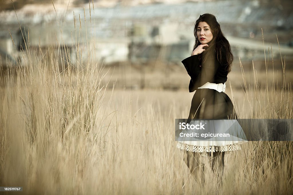 Bella donna in un campo di erba alta - Foto stock royalty-free di Adulto