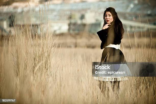 Bella Donna In Un Campo Di Erba Alta - Fotografie stock e altre immagini di Adulto - Adulto, Ambientazione esterna, Beautiful Woman