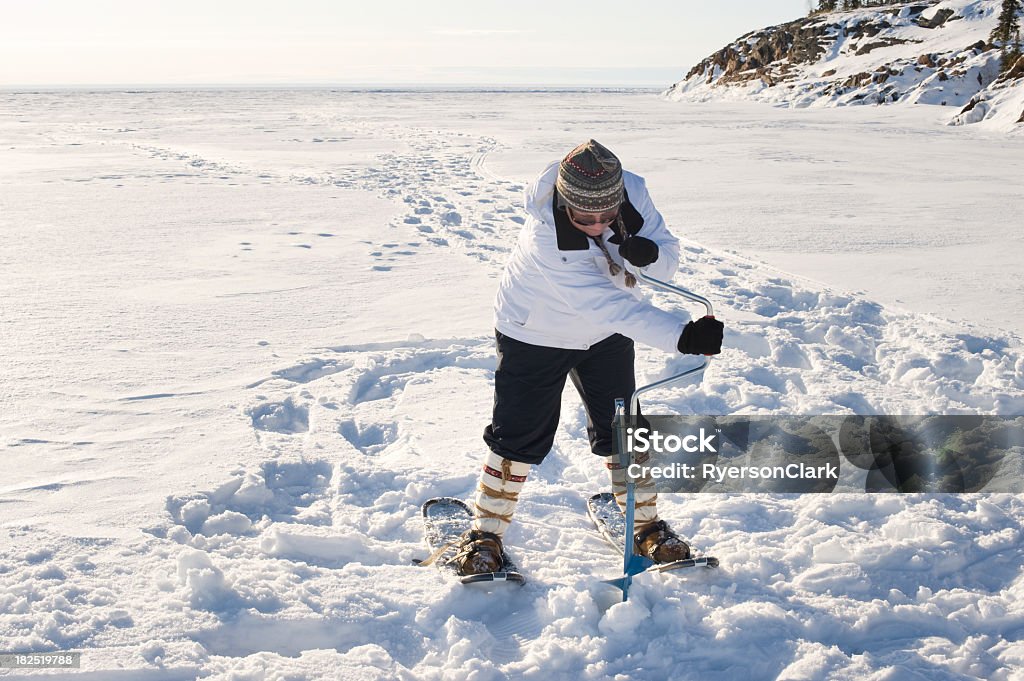 Pêche sous la glace, Yellowknife. - Photo de Pêche sur la banquise libre de droits