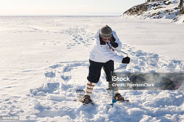 Photo libre de droit de Pêche Sous La Glace Yellowknife banque d'images et plus d'images libres de droit de Pêche sur la banquise - Pêche sur la banquise, Canada, Femmes