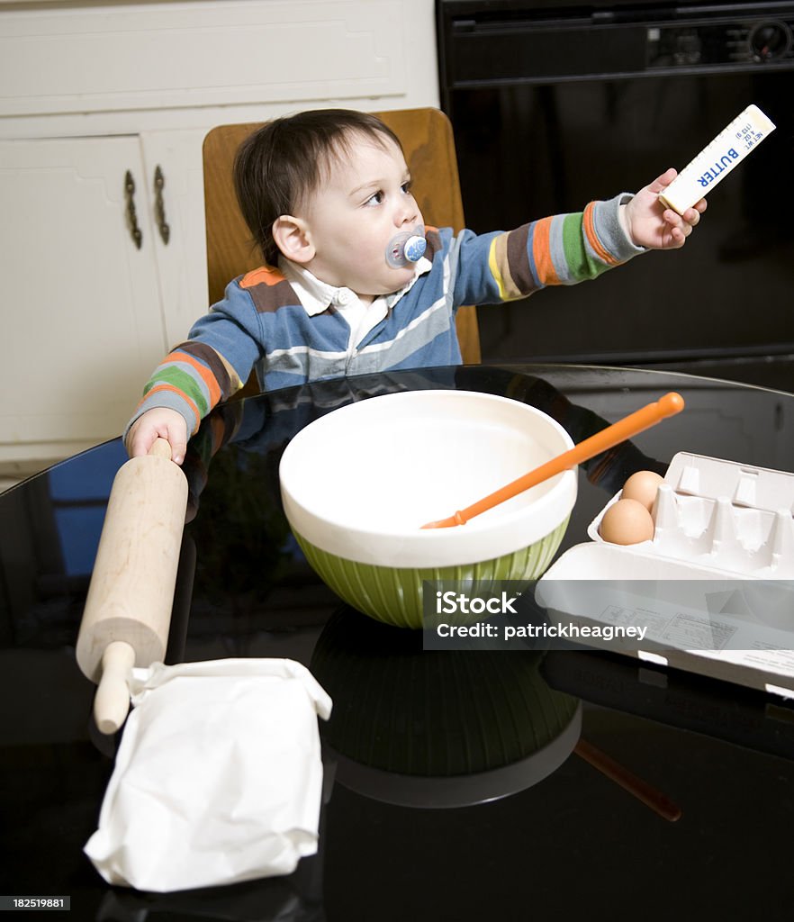 Un petit bébé garçon prépare à cuire avec un Rouleau à pâtisserie - Photo de 12-17 mois libre de droits