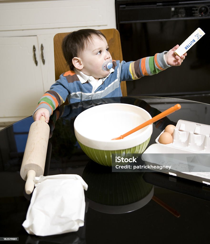 Só Um Bebé Menino está a preparar para de bolos com um Rolo da Massa - Royalty-free 12-15 Meses Foto de stock