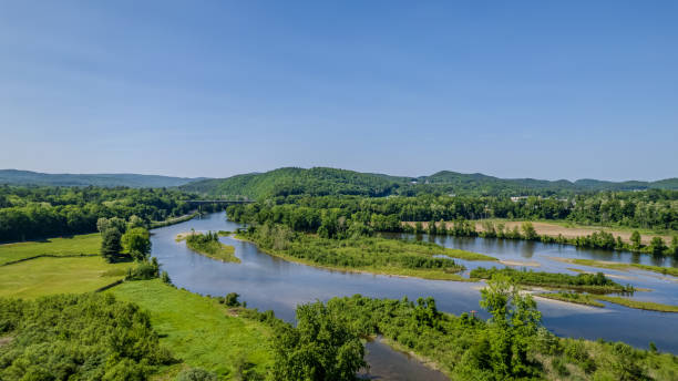 prise de vue par drone des prés de retraite de brattleboro - stream vermont green mountains summer photos et images de collection