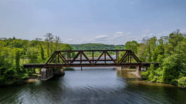 prise de vue par drone du pont de chemin de fer - stream vermont green mountains summer photos et images de collection