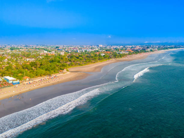 vista aérea da costa da praia de seminyak. kuta beach resort em bali, indonésia - kuta beach - fotografias e filmes do acervo