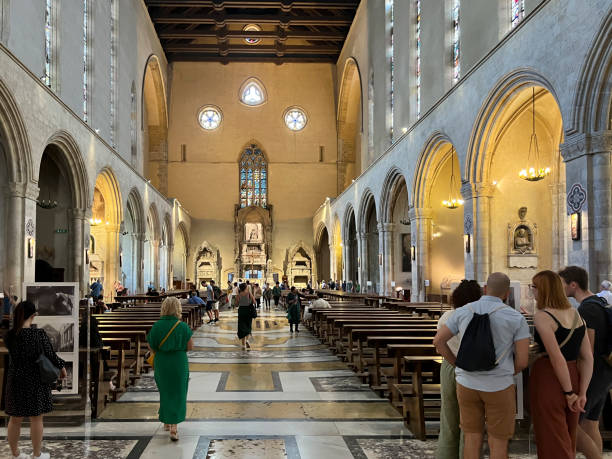 ナポリ、イタリア、カンパニア州、2023年9月28日:ナポリのサンタ・キアーラ修道院のサンタ・キアーラ複合施設内。祭壇の上のカラフルなステンドグラス - santa chiara ストックフォトと画像