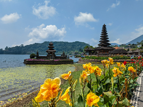 Ulun Danu Bratan Temple is a famous place of Hindu worship in Bali. Located on the banks of Lake Beratan Bedugul. Consists of two sacred buildings, namely the 11-storey tengahing sagara temple as the palace of the god Vishnu and the goddess Danu. Next to it is the 3-storied lingga petak temple.