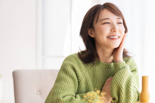 若い魅力的なアジアの女性 - 喜ぶ ストックフォトと画像